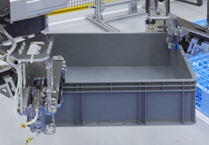 パレパンマンは、様々な形状のコンテナを同一ハンドで搬送可能（コンテナ形状その2）