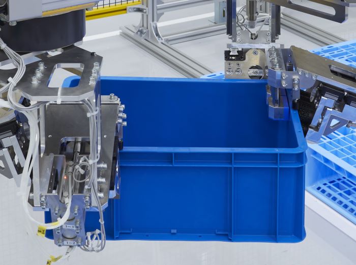 パレパンマンは、様々な形状のコンテナを同一ハンドで搬送可能(コンテナ形状その3)