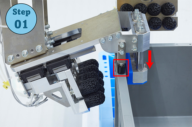 パレパンマンは、3つの動きでコンテナをしっかりと固定(Step1)