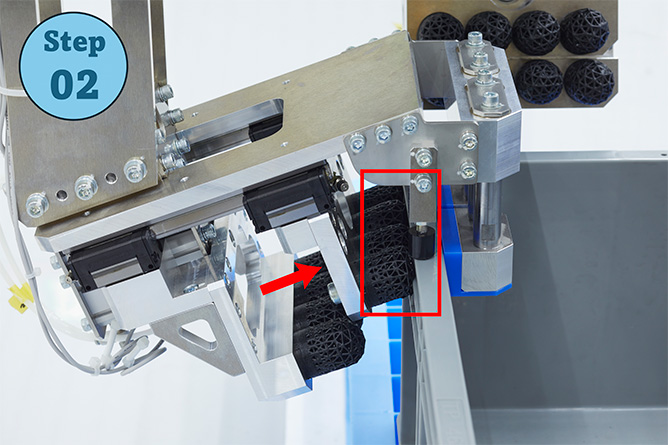 パレパンマンは、3つの動きでコンテナをしっかりと固定(Step2)