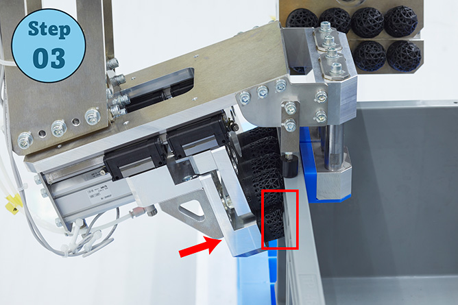 パレパンマンは、3つの動きでコンテナをしっかりと固定（Step3）
